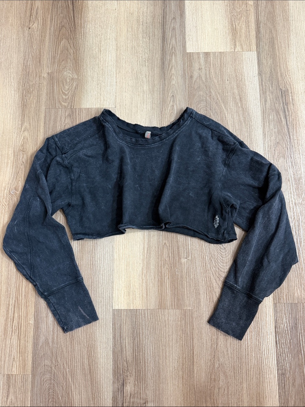 Free People Movement Washed Charcoal Gray Long Sleeve Crop Top Shirt Size Small - Picture 2 of 5